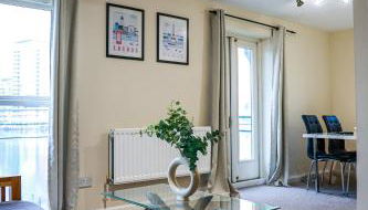 Modern 2 Bed Sleeps 6 near O2 ExCeL Enjoy river views and easy access to the IFS Cloud Cable Car Features 2 bedrooms plus a sofa bed for 6 guests - Foto 3