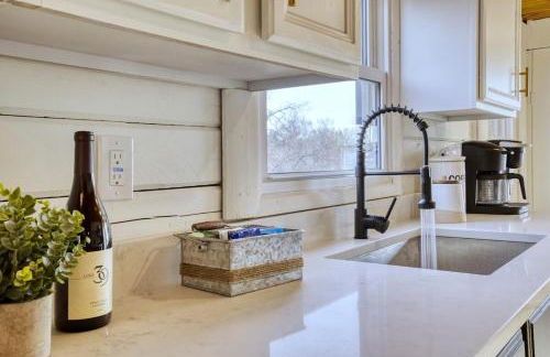 The Black Log Cabin - Hot Tub & Game Room - Foto 31