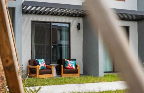 Colorful vibrant Oasis Sleeps 10, 10min to Disney - Photo 33