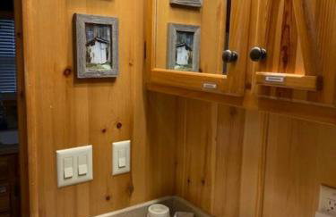 Knotty but Nice-sleeps 6-one minute to lake! - Foto 15