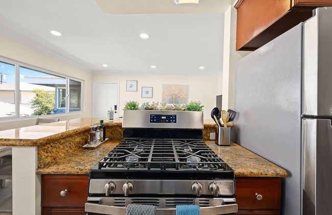 Sunny & Cheerful Near I-10 ~ Queen Beds ~ Parking - Foto 17