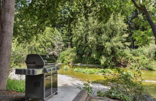 Cozy Creek Cabin - On Austin Creek Hot Tub - Dog Friendly - BBQ Grill - Fast WiFi - Foto 10