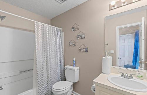 Spectacular Quiet Townhome with Modern Comfort - Foto 18