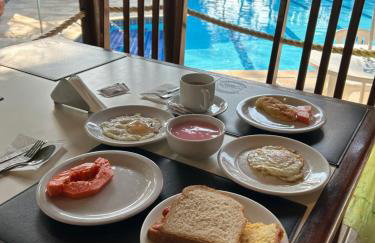 Fabuloso flat 241, Amarílis, Riviera de São Lourenço 3 Piscinas climatizadas carregador veiculo eletrico 2 quartos sendo uma suíte internet 500mb Adega, cozinha equipada completa, serviço de praia fim de semana limpeza trocas de toalhas, - Foto 18