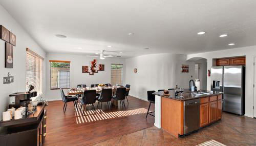 Serenity Splash Upscale Stay Pool Game Lounge - Foto 3