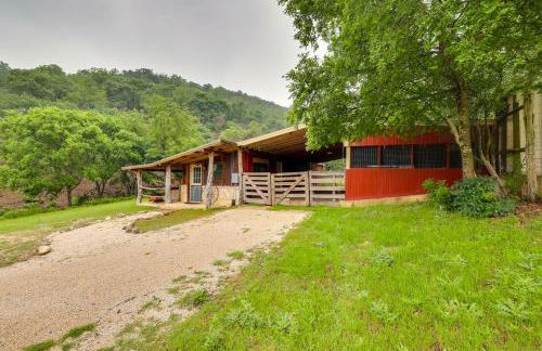 Rural and Horse-Friendly Cabin about 24 Mi to Bandera! - Foto 21