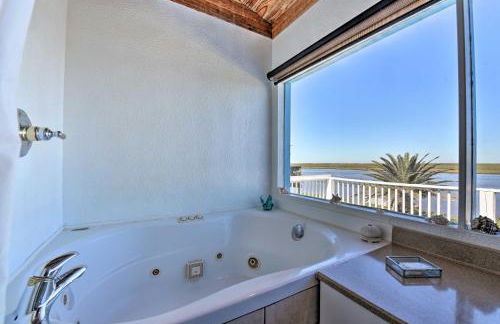 Oceanfront Sargent Beach Home with Dock! - Foto 12