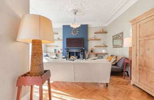 LUXURY Victorian Flat 2 bed 2 bath Flat Sleeps 4 to 7 - Photo 5