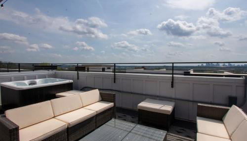 Private Hot Tub - Spacious Home - Hosts 12 Guests - Foto 4