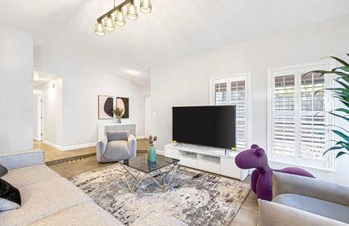 Vacation Home in Vegas w Pool 2 mile to Strip - Foto 50