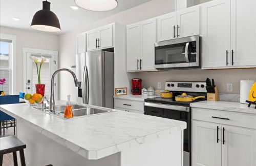 Crash with Class in this Townhome - Foto 8