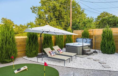 Modern 3BR Retreat with Fun Yard, Mini-Golf, Hot Tub & BBQ Dining Deck - Foto 38