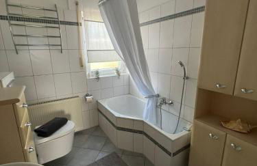 Klamar Ferienwohnung Monteur Wohnzimmer Esszimmer 1 Schlafzimmer Küche Diele Bad in Erftstadt Niederberg - Foto 5