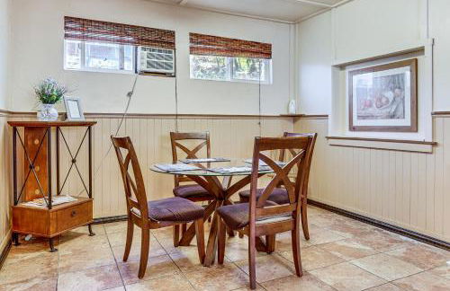 Watefront Getaway with Mtn Views and Dock in Clearlake - Foto 6