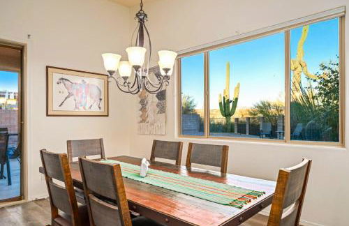 Remodeled modern beauty backs to open desert with mountain views & home theatre - Foto 6