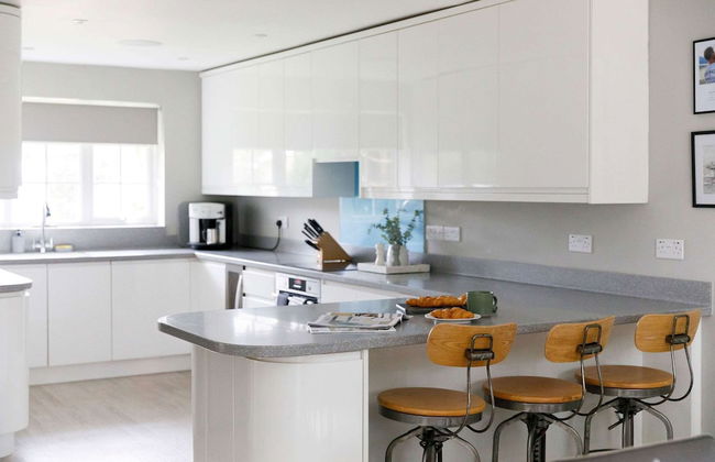 Stylish 4 Bed Home Close to Beach - Foto 15