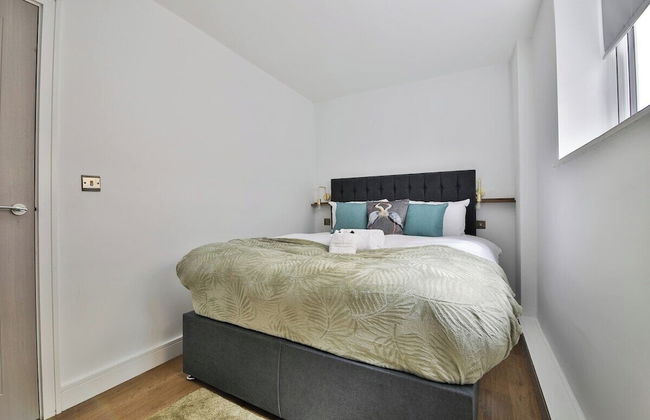 North Road New Luxe Flats with Parking - Photo 33