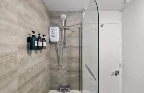 Stylish 1 Bed Apt 4 Min to Airport WiFi & Parking - Foto 17