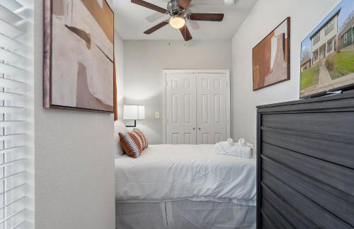 3BR Duplex - Walk to Bishop Arts - Fenced Yard - Foto 19