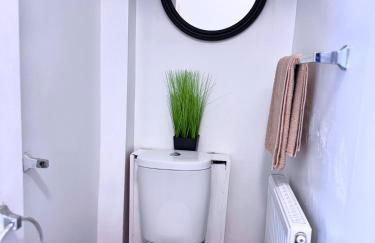 House for 8 in Gillingham close to train station with free parking - Foto 2