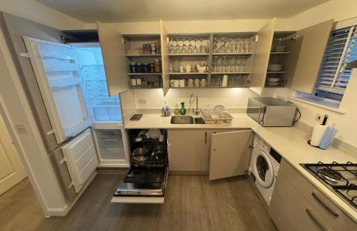 Detached 4BR House - Private Garden, Garage & Parking - Perfect for Long Stays, Families, Contractors - Photo 7