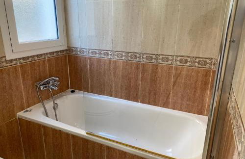 Villa Med A 2 kilometros andando de la playa, del puerto de Aguadoç y a 4 del centro de Sitges Muy Soleada todo el dia Capacidad superior a 16 personas NO REQUIERE COCHE - Foto 22