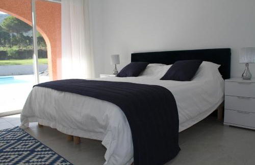 Modern 4 bedroom villa, air-conditioning, swimming pool, private gardens - Photo 10