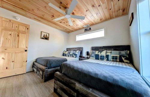 Spacious Cabin Complex with Flanders Pond Access, Ideal for Group Getaways, Located Near Sullivan, Maine - Photo 17