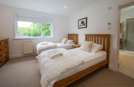 Ardeonaig Lodge with Hot Tub & Water Fronted Games room - Foto 38