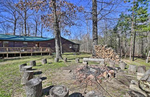 Serene Cabins with Decks and 8 Acres on Kiamichi River - Foto 3