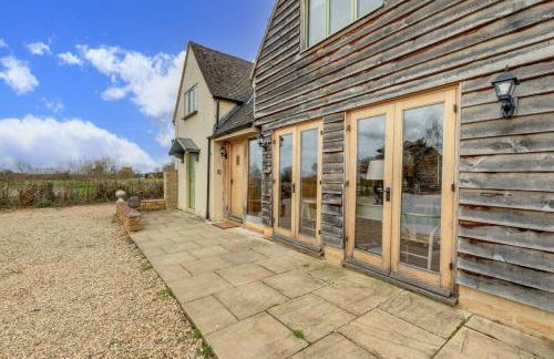 Hiron's Piece and Honeysuckle Cottage - with Hot Tub - Photo 31