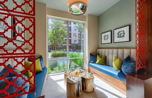 Downtown Modern Elegance Suite with Free Parking, Pool, WIFI and a King Bed - Foto 15