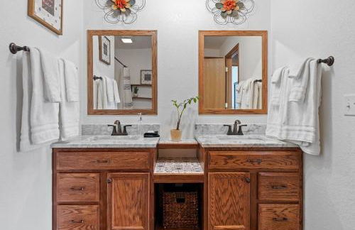 Stylish 5 BR- LG Fenced Backyard and Playground - Foto 26