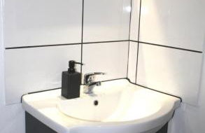 Rez de Jardin Terrasse Literie Haut de gamme Proche Gare et Hyper Centre - Foto 14