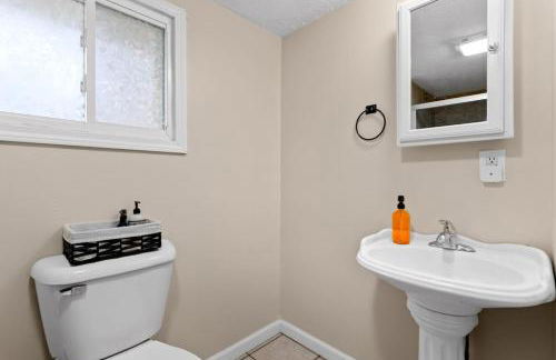 Comfort Cabin - 2BD Family Getaway in Creve Coeur - Photo 8