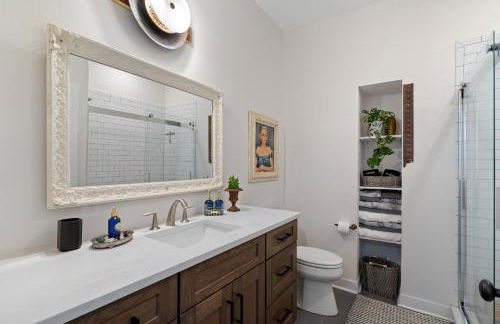 Bus Stop Sally in Historic Walker's Point MKE - Foto 19