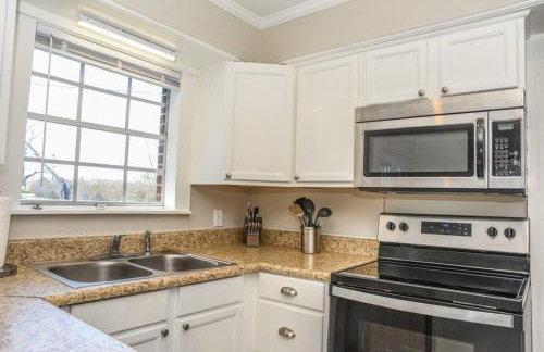 Classic Colonial Home near Main Street - Foto 15