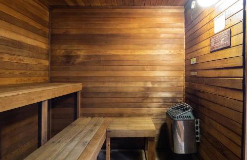 City Water View Oasis with Pool & Gym near Cruise in Heart of Seattle - Foto 34