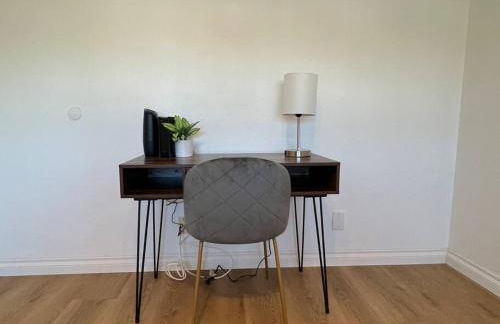 Modern 4 King Beds, Beautiful Large Backyard, Golf, WFH, Long Stays, WI-FI, FWY, 25 mins to Beach - Photo 33