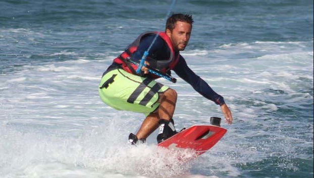 Practicando wakeboard