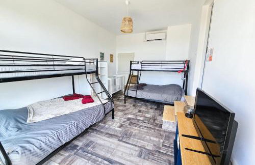 Villa des Suisses with Jacuzzi & View of Lake des Settons - Foto 16