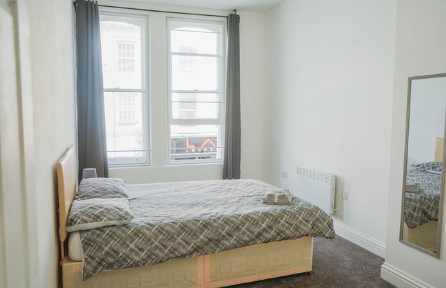 1 Bed Flat in Pedestrianized High Street - Foto 2