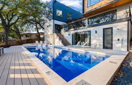 Modern Oasis w Pool Hot Tub Rooftop Deck Home Theater Mariposa Retreat by AvantStay - Foto 66