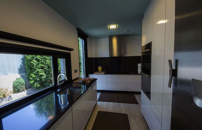 Posh Villa With Pool, Garden & Ocean Views in Sansenxo - Foto 2