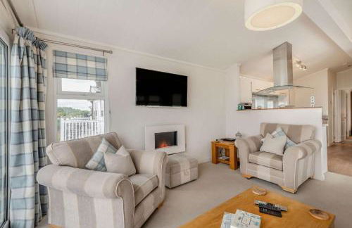 Bay View 2-Bed Lodge with Glorious Harbour View and Balcony - Photo 13