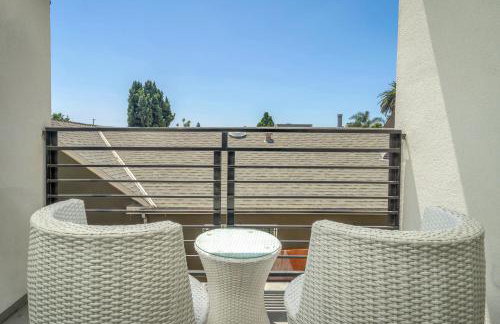 Modern Chic Loft In Hollywood-Koreatown With Parking - Photo 12