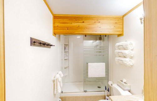 Hot Tub, Lake Views! All-Season Hinsdale Haven - Foto 23