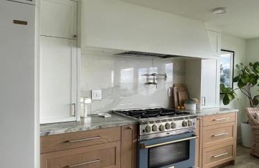 Beachfront Luxury with 4BR and Views - Foto 36