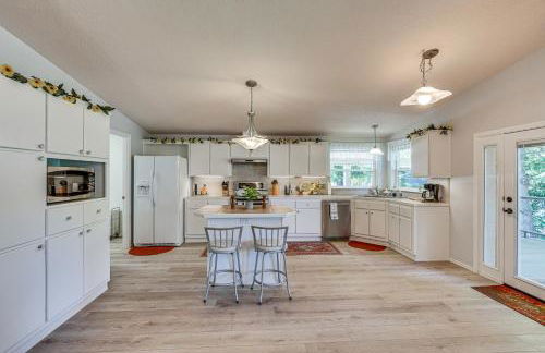 Waterfront Shady Cove Home with Fishing Deck! - Foto 10