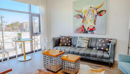 The Hive Adjacent 3rd Floor, 301 King & 302 Balcony - Photo 3